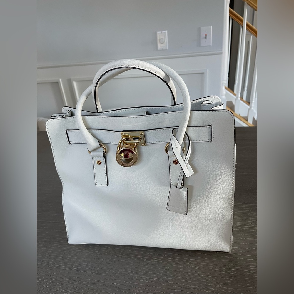 Elegant White Handbag with Gold Accents Michael Kors Hamilton large tote